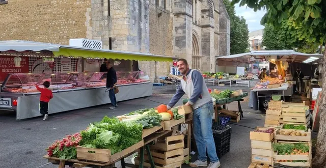 photo  le mans, vendredi 22 août 2025. les marchands de la place george-washington ont été déplacés sous l’église sainte jeanne-d’arc.  &copy;  le maine libre. 