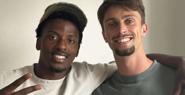 photo  elhad et nathan, alias la r2b, montent sur la scène, samedi 30 août, à l’occasion du tro’fest festival.  &copy;  ouest-france 