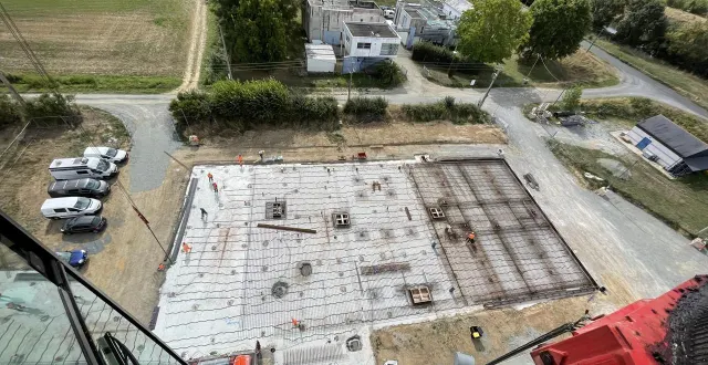 photo  l'ancienne usine (en haut de l'image), devrait être détruite et rendue à l'agriculture.  &copy;  ouest pose - syndicat d'eau de l'anjou 