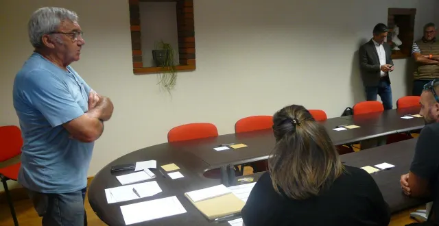 photo  beaucoup de sièges vides pour ce conseil municipal présidé par christian ruel, 1er adjoint.  &copy;  le maine libre 