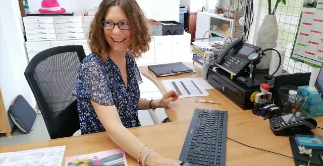 photo  estelle dauvergne travaille au bureau de vihiers de l’office de tourisme du choletais. un territoire dont elle a la passion entre ses habitants, les paysages, la culture, le patrimoine et les produits locaux.  &copy;  ouest-france 