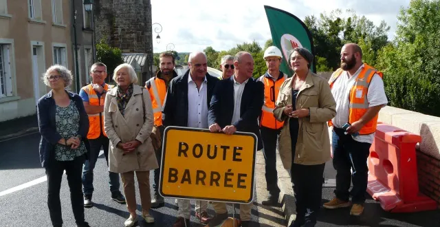 photo  le panneau « route barrée » a été officiellement enlevé à 11 h 10 par frédéric beauchef, entouré des élus locaux, notamment lea duval et armelle reignier, maires de beaumont-sur-sarthe et maresché (à gauche).   &copy;  le maine libre 