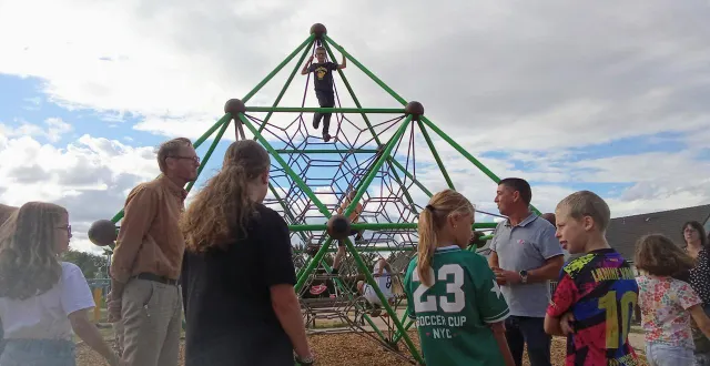 photo  thomas lainé (à droite) présente les structures mises en place à stéphane fournier (premier adjoint) et aux enfants lors de l’inauguration de l’aire de jeu dans la commune de condé-sur-sarthe  &copy;  ouest-france 