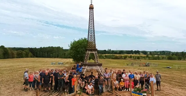 photo  l’association n’a pas manqué de bénévoles pour installer 120 exposants seront sur une surface de 2 000 m2.  &copy;  ouest-france 