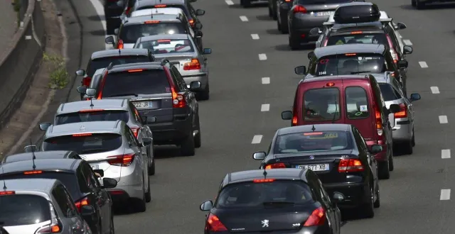photo  une file de voitures s’est formée sur plusieurs kilomètres ce vendredi 29 août en fin de journée.  &copy;  archives le maine libre - denis lambert 