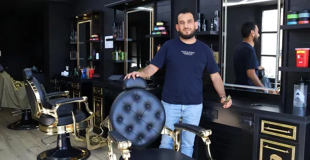 photo  wael nouma accueille les clients dans son salon flambant neuf, ouvert depuis le samedi 23 août 2025, rue michel-vielle, à sablé-sur-sarthe.  &copy;  ouest-france 