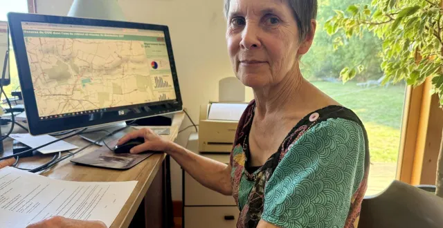 photo  le couple s’attelle à superposer les canalisations avec les résultats d’analyses pour repérer les habitants concernés par le problème.  &copy;  ouest-france 