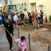 photo les habitants mobilisés pour rapidement remettre en état la rue principale de leur village.