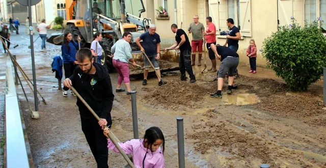 photo  les habitants mobilisés pour rapidement remettre en état la rue principale de leur village.  &copy;  le maine libre 
