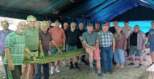 photo  une partie des trente bénévoles du comité des fêtes de saint-front, jeudi, lors du montage du chapiteau.  &copy;  ouest-france 