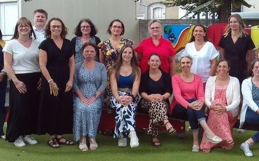 photo  clémence gaschet (1re à gauche, en jaune), mathilde massot (2e à gauche, en blanc), deux nouvelles enseignantes de l’école saint-louis et le reste de l’équipe, prêts pour la rentrée. (laurence ducourouble, la 3e nouvelle, absente sur la photo).  &copy;  co 
