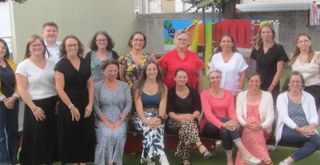 photo  l’équipe pédagogique de l’école saint-louis, devant le directeur hugues boivin, avec les nouvelles enseignantes : à gauche, clémence gaschet et mathilde massot (laurence ducourouble absente).  &copy;  ouest-france 