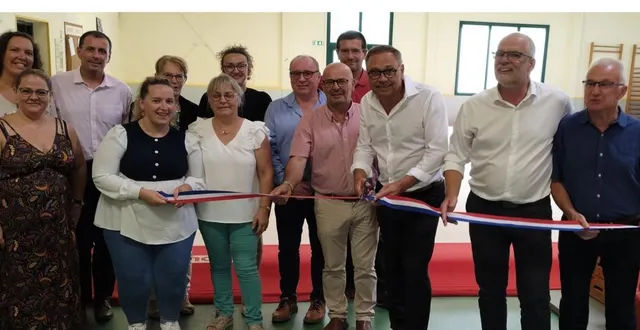 photo  une partie du bureau du club de gymnastique de longué entoure le maire frédéric mortier et les élus dans la salle la tête noire.  &copy;  co 