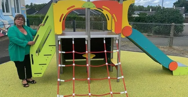 photo  florence burcklen, l’adjointe aux affaires scolaires, devant la nouvelle structure de jeux à l’école flora-tristan.  &copy;  le maine libre 