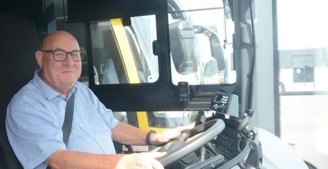 photo  corné (loire-authion), le 27 août. patrick tatinclaux : « les élèves, ce sont nos clients, c’est à moi de leur dire bonjour quand ils entrent dans le car. »  &copy;  co – antoine humeau 