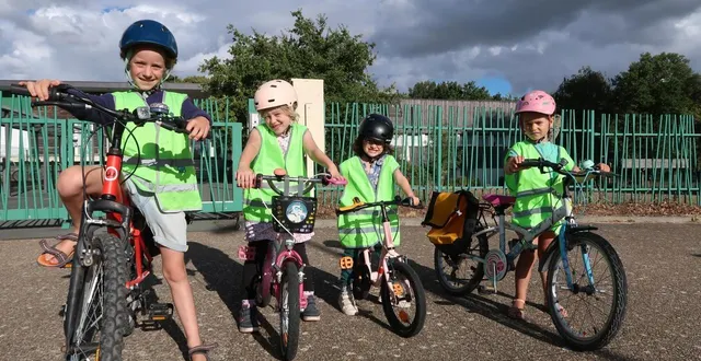 photo  bouchemaine, jeudi 28 août. marius, céleste, isaure et jeanne ont pris l’habitude de faire du vélo avec leurs parents. ils jouent le jeu du vélobus chaque vendredi, pour aller à l’école.  &copy;  co – fabienne supiot 