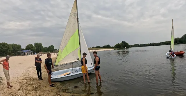 photo  le club de voile de la flèche propose des initiations au bateau à voile sur le lac de la monnerie, ici en août 2025.  &copy;  le maine libre 