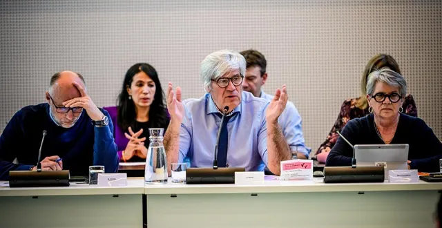 photo  stéphane le foll en conseil municipal entouré de sa première adjointe christine poupineau (à droite) et de son deuxième adjoint en charge de l’urbanisme et des grands travaux, christophe counil (à gauche).  &copy;  archives le maine libre - yvon loué 