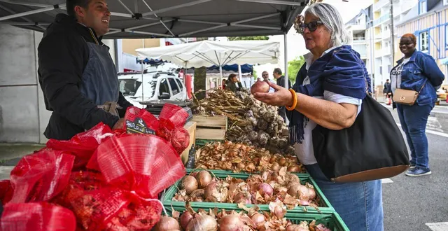 photo  il y a certes des oignons et de l’ail à la foire aux oignons, mais aussi une grande diversité de produits.  &copy;  archives le maine libre - denis lambert 