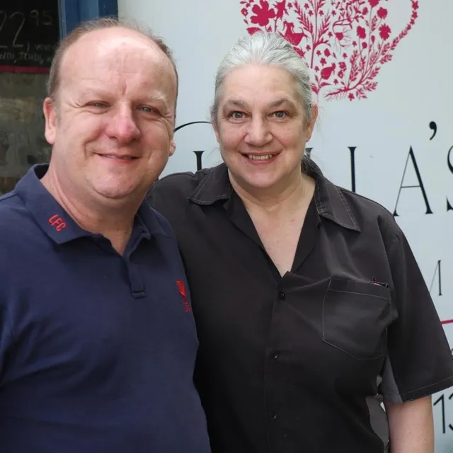 photo david et helen pope tiennent le restaurant bella’s tea room à bagnoles-de-l’orne-normandie.  ©  ouest-france