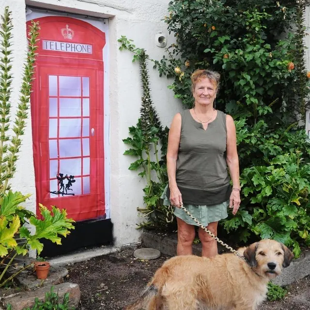 photo linda carter habite toujours dans la maison qui abritait son bar, the rugby tavern, à taillebois.  ©  ouest-france