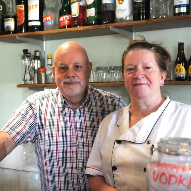 photo john et maria harman tiennent le bar le graal à beauchêne, depuis décembre 2024.  ©  ouest-france
