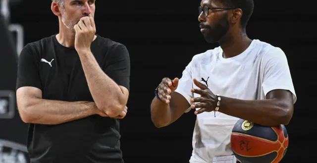photo  k.j. smith (à droite) et guillaume vizade (à gauche) à la reprise de l’entraînement collectif du msb, mercredi 13 août 2025.  &copy;  le maine libre - denis lambert 