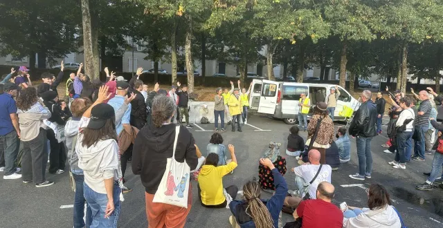 photo  environ cinquante personnes, dont des ex-gilets jaunes, se sont rassemblées sur le parking des jacobins au mans pour imaginer des actions possibles pour la journée du 10 septembre 2025.  &copy;  ouest-france 