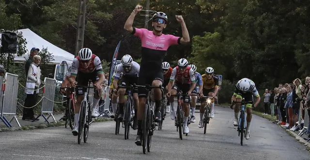 photo  victor mouraud (vc verrois) a remporté au sprint la course open de bonnétable, vendredi 29 août 2025.  &copy;  le maine libre 
