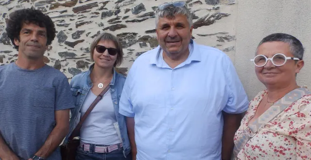 photo  les nouveaux enseignants de saint-jean-baptiste, de g. à d. : gael sibeth, martine oudayer, le directeur, fabrice tonsuso, et céline leroy, ash.  &copy;  co 