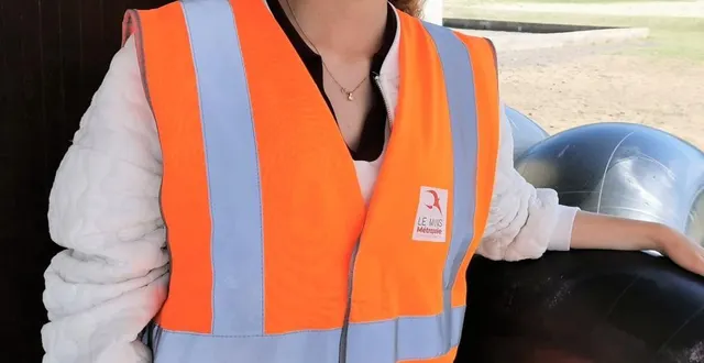 photo  chloé savoure ce tout premier job d’été à la gèmerie, l’accueil des usagers au chalet de prêt et les inscriptions aux activités lui plaisent beaucoup.  &copy;  le maine libre. 