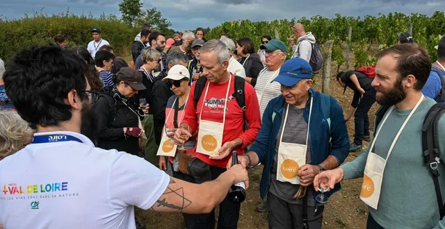 photo  saint-melaine-sur-aubance, le 30 août 2025. première pause dégustation au cœur des vignes avec antoine daviau du domaine de bablut et anne-laure demaris du domaine de haute-perche.  &copy;  co - laurent combet 