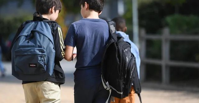 photo  au collège, les élèves devront laisser leur portable et ne le récupéreront qu’à la fin de leurs cours.  &copy;  photo archives le courrier de l’ouest - josselin clair 