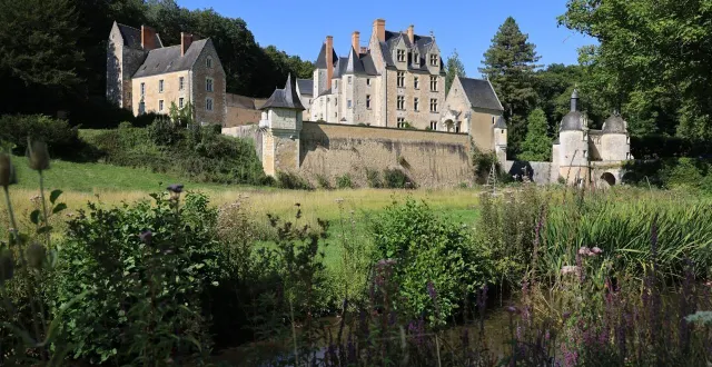 photo  tout est charmant à courtanvaux : une architecture variée, un vallon séduisant, un parc enchanteur… et une histoire captivante, depuis le moyen âge jusqu’à nos jours.  &copy;  ouest-france 