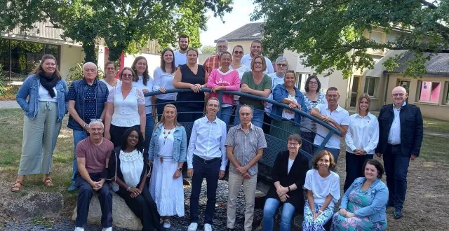 photo  le directeur, l’équipe pédagogique et les membres du conseil d’administration, réunis pendant la journée de cohésion, avant la rentrée des 260 élèves, lundi 25 août. à droite, le directeur, jérôme hurel, et, au 2e rang au centre, en vert, sévérine maussion, présidente.  &copy;  ouest-france 