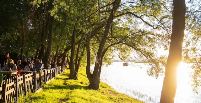photo  depuis 1959, la guinguette à jojo anime les bords du fleuve, à saint-saturnin-sur-loire.  &copy;  archives mathieu génon 