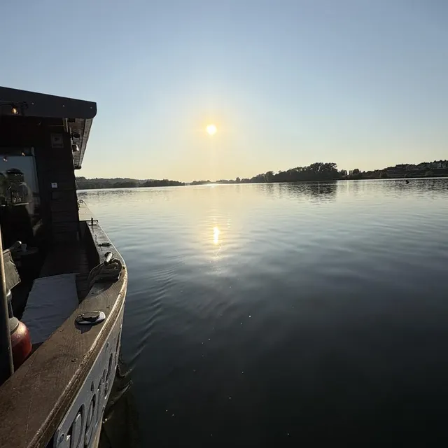 photo la toue “père et fils”, une expérience poétique à vivre au crépuscule, pour apercevoir, peut-être, un ballet de montgolfières.  ©  toue père et fils