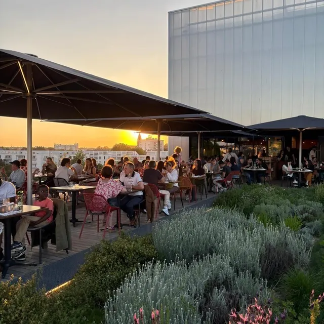 photo sur le toit du théâtre le quai, à angers, le restaurant la réserve jouit d’une terrasse avec vue imprenable sur la ville.  ©  alexis ramond
