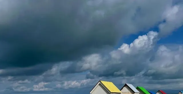 photo  les célèbres cabines aux toits de couleur de gouville-sur-mer (manche) prennent du relief sous un ciel orageux capté par @emmyld.studio, le 13 juillet.  &copy;  @emmyld.studio 