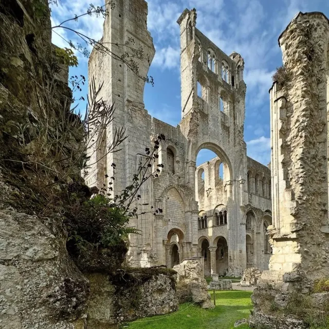 L’abbaye de Jumièges (Seine-Maritime) photographiée par @monsieurbob72. Ce lieu est un des plus anciens et des plus importants monastères bénédictins de Normandie. Il a été détruit au XIXe siècle. @monsieurbob72 photo l’abbaye de jumièges (seine-maritime) photographiée par @monsieurbob72. ce lieu est un des plus anciens et des plus importants monastères bénédictins de normandie. il a été détruit au xixe siècle. © @monsieurbob72