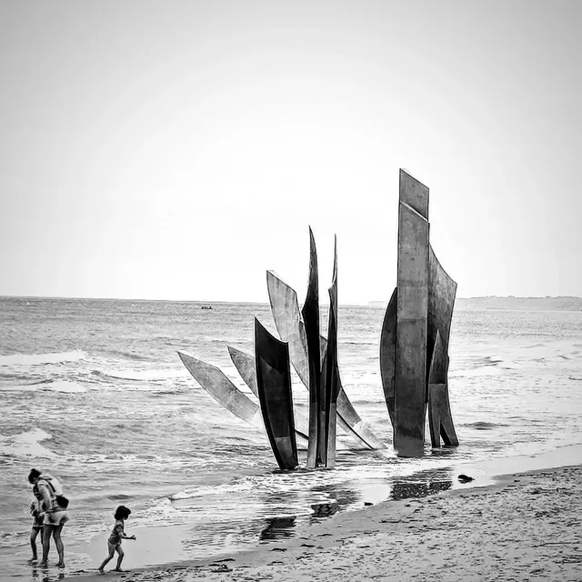 Très sensible prise de vue du monument « Les Braves », signé Anilore Banon, sur la plage de Saint-Laurent-sur-Mer. Lors du D-Day, le 6 juin 1944, cette plage avec celles de Colleville-sur-Mer et de Vierville-sur-Mer ont été appelées Omaha Beach. @christophe_ingrand a capté ce beau moment, le 12 août. @christophe_ingrand photo très sensible prise de vue du monument « les braves », signé anilore banon, sur la plage de saint-laurent-sur-mer. lors du d-day, le 6 juin 1944, cette plage avec celles de colleville-sur-mer et de vierville-sur-mer ont été appelées omaha beach. @christophe_ingrand a capté ce beau moment, le 12 août. © @christophe_ingrand
