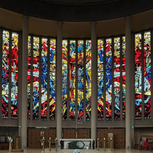 À Yvetot (Seine-Maritime), le 19 août, @polduto a capté la majestueuse lumière des vitraux de l’église Saint-Pierre, édifice moderne dont la construction a été achevée en 1956. Cet immense vitrail de 1 046 m2 est signé Max Ingrand. Il est considéré comme le plus grand vitrail d’église en Europe. @polduto photo à yvetot (seine-maritime), le 19 août, @polduto a capté la majestueuse lumière des vitraux de l’église saint-pierre, édifice moderne dont la construction a été achevée en 1956. cet immense vitrail de 1 046 m2 est signé max ingrand. il est considéré comme le plus grand vitrail d’église en europe. © @polduto