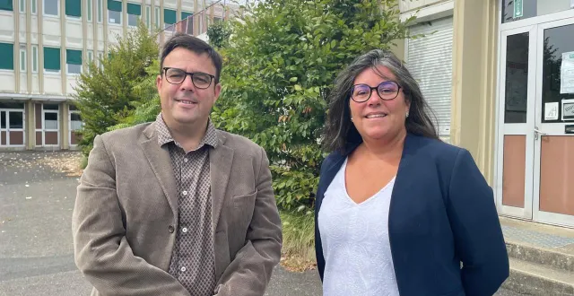 photo  sophie audouin, nouvelle principale, et boris rialland qui continue comme principal adjoint, au collège du petit-versailles à la flèche fin août 2025.  &copy;  le maine libre - louis gohin 