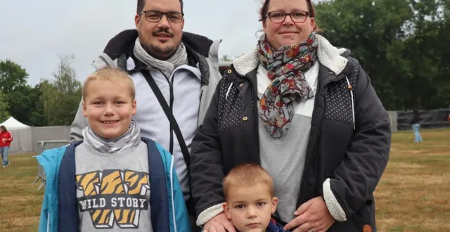 photo  lolita et pierre nambot avec leur deux garçons.  &copy;  ouest-france 