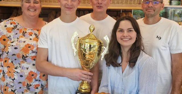 photo  david rochard (au centre), entouré d’estelle et franck boulestreau, laurine croix et loïc leblanc, l’équipe du fournil de la thau au mesnil-en-vallée.  &copy;  co 