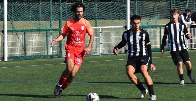 photo  noé cerisier (à gauche) et saint-renan l’ont emporté face au sco d’angers de nathan rabiller.  &copy;  vincent labbé-poquet 