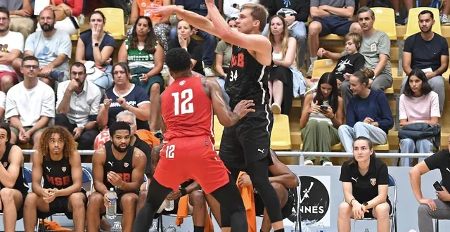 photo  meilleur marqueur de la rencontre face à cholet, le manceau david dileo (en noir) a été désigné meilleur joueur du tournoi de vannes.  &copy;  photo : co - étienne lizambard 