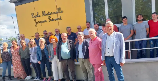 photo  vendredi, les ouvriers des entreprises, les agents des services techniques et scolaires et, au premier rang à droite des élus (dont le maire et cinq adjoints), ont constaté la fin des travaux de rénovation de l’école jacques-prévert.  &copy;  ouest-france 