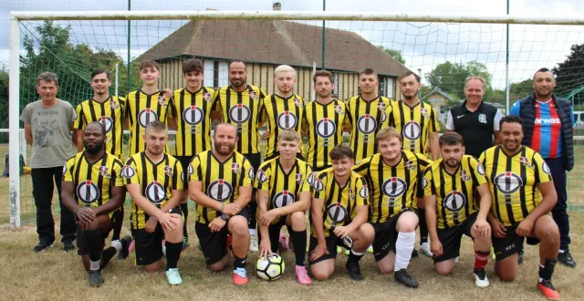 photo  une équipe senior s’est recréée cet été, elle évoluera en championnat de d4. saïd slimane, l’entraîneur est au second rang, à droite  &copy;  ouest-france 