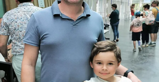 photo  félix, qui entre en ce2 à l’école gérard-philipe, avec le pack scolaire.  &copy;  le maine libre. 
